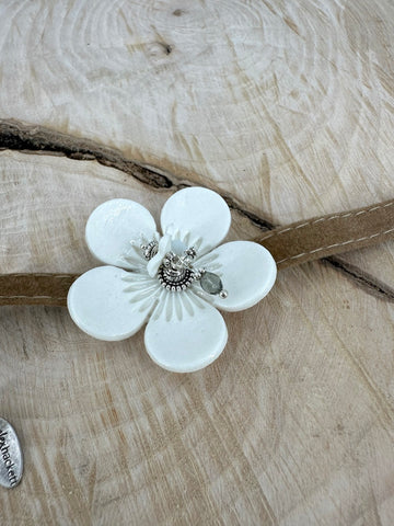 Velvet bracelet with curved flower